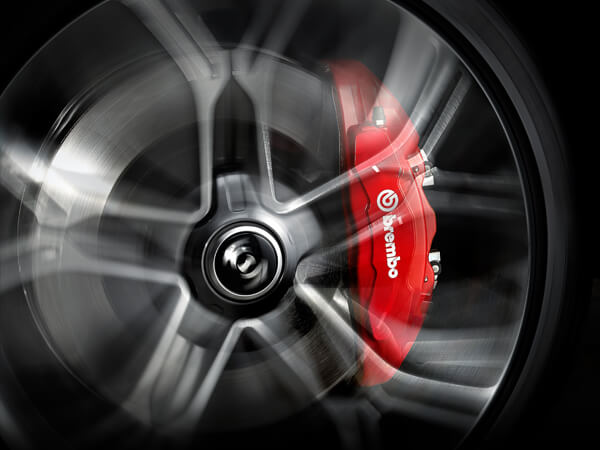 18” disc brakes with Brembo® red brake calipers